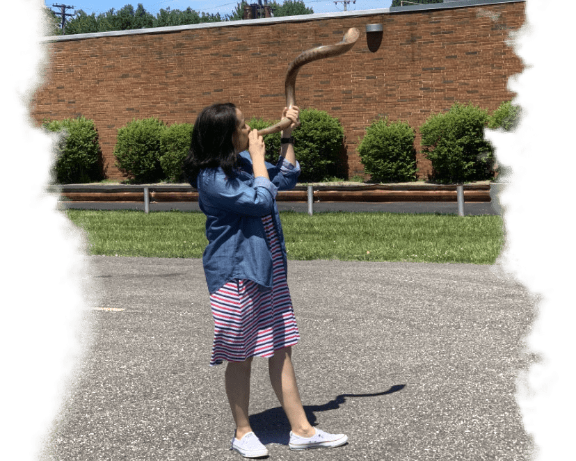 Angie Ynoa soplando el shofar